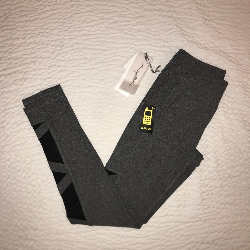 Gottext Capri Leggings with Phone Pocket || Size S